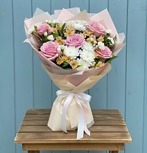 Букет цветов из:  Гвоздики, Орхидеи и Розы в Берёзовской
