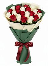 Букет Микс из красных и белых роз в Берёзовской