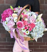 Композиция солнечный день в Берёзовской Цветочная композиция из Розы, Хризантемы, Пионы и Лизиантусы в корзине в Берёзовской