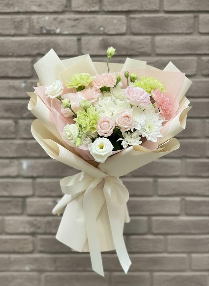 Букет цветов из: Гвоздики, Розы, Лизиантусы и Хризантемы в Берёзовской