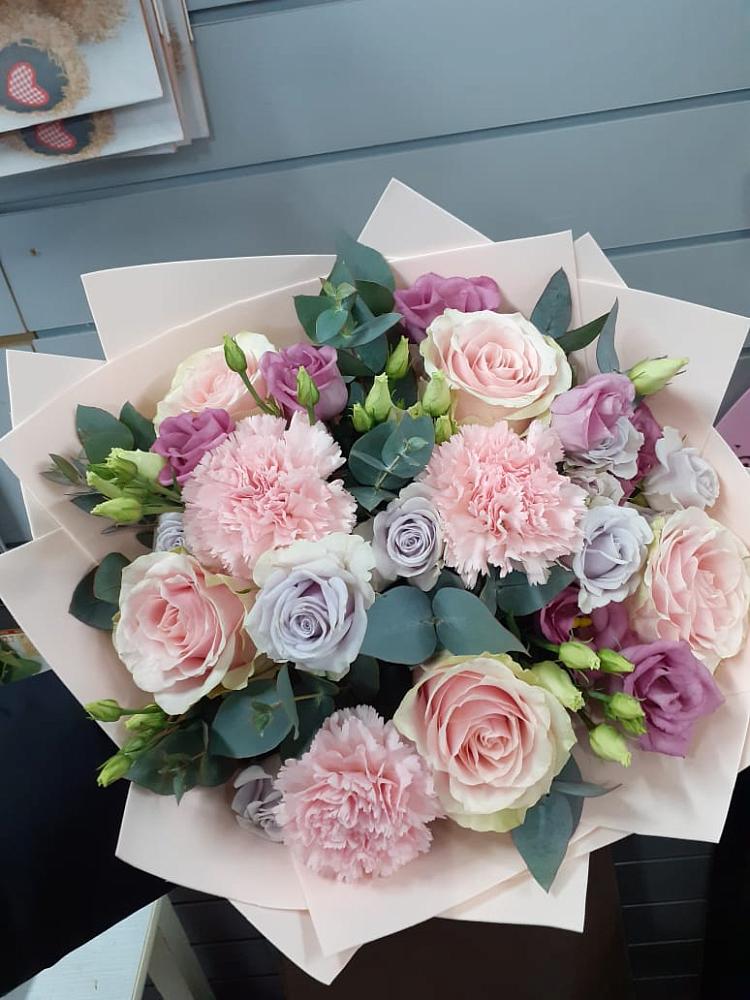 Букет цветов из: Розы, Гвоздики и Лизиантусы в Берёзовской